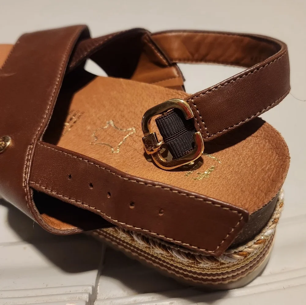 FLEXI WOMEN'S SIZE 8 BROWN PLATAFORM SANDALS. - Picture 10 of 11